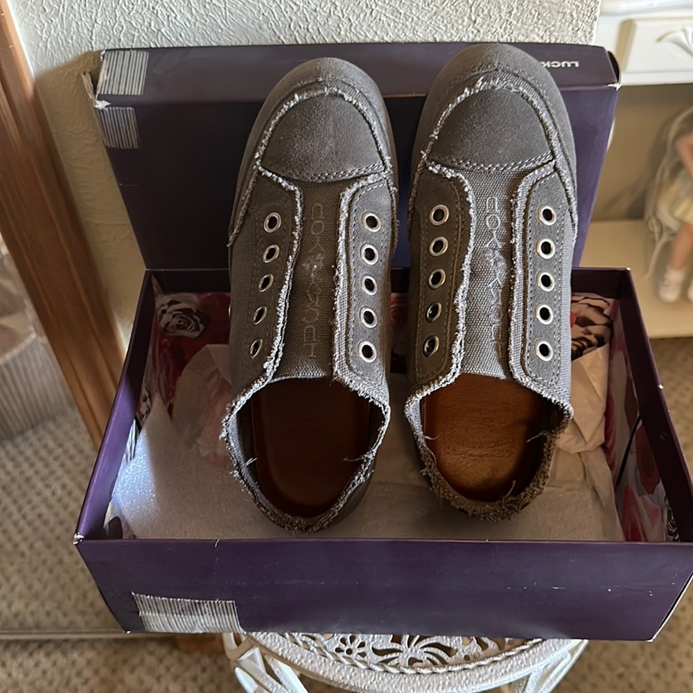 Grey Lucky Brand LK-Karma Tennis Shoes.  Size 8.5 M